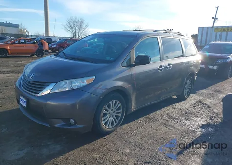 2014 Toyota Sienna Xle V6 8 Passenger z USA, uszkodzony, nr VIN 5TDYK3DC5ES435426